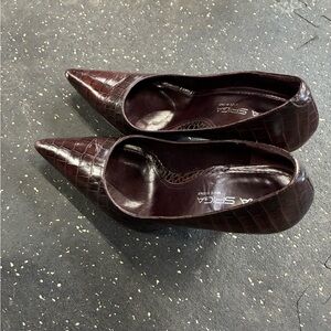 Women's Via Spiga Pointed Toe Croc-Embossed Burgundy Pumps